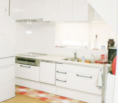 ホワイトカラーの明るくて清潔感のあるキッチン【イメージ】
