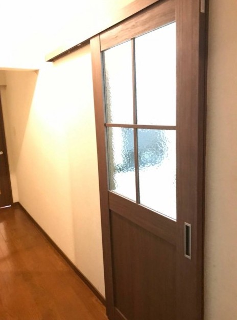 ブロンカッセの扉とコーリアンワークトップで彩る純白のアンティークモダンキッチン施工後イメージ２