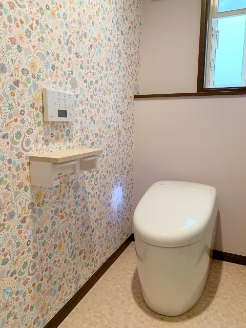 華やかな柄のクロスでお子さんも喜ぶかわいいトイレ空間にイメージ