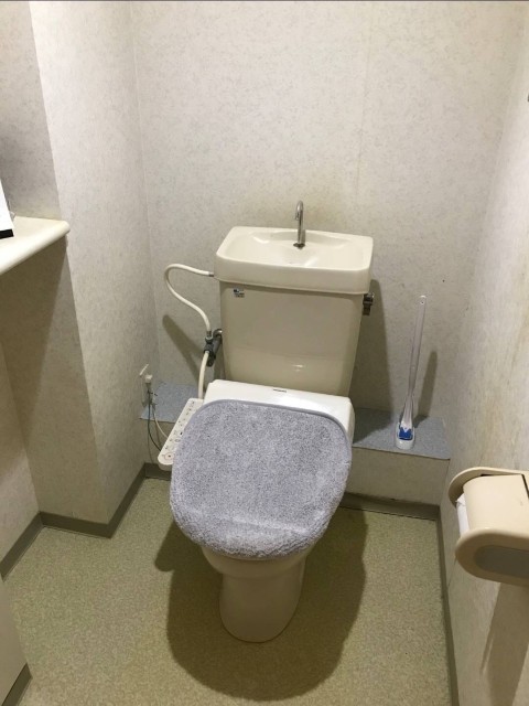 フロアライトで石目調が際立つ高級感あふれるトイレ施工後イメージ１