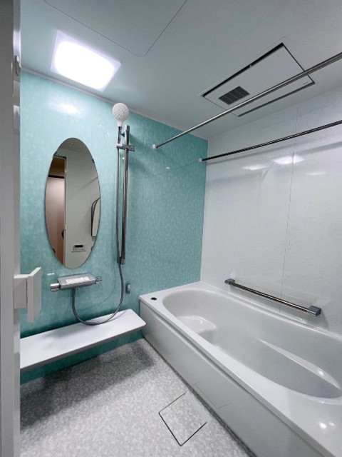 ティンバーグリーンのアクセントパネルで明るく爽やかな浴室イメージ