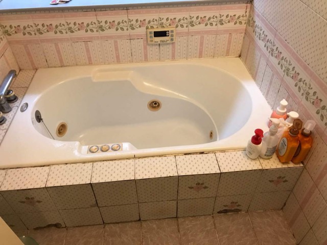ビスクトラバーチンで高級感あふれる浴室施工後イメージ１