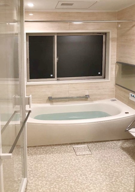 ビスクトラバーチンで高級感あふれる浴室イメージ