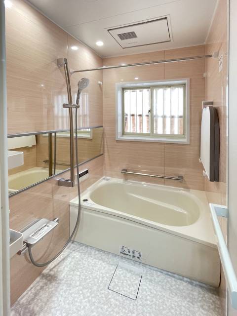ルティシュピンクを全面に取り入れた華やかな浴室施工後イメージ１