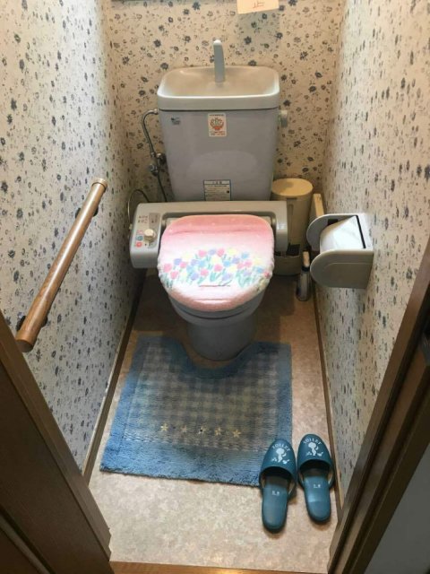 ブルーグレーでまとめた落ち着きのあるトイレ施工後イメージ１