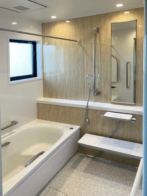 清掃性を高めた美しいタルシアンベージュの浴室イメージ