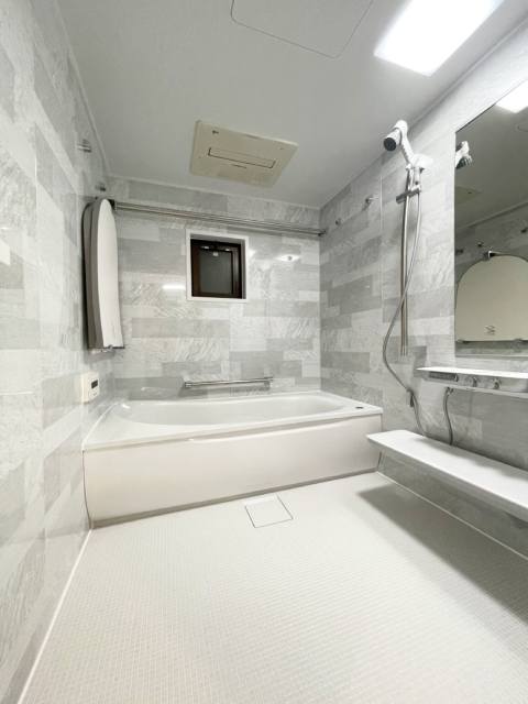 パティオホワイトを全面に取り入れた明るく清潔感のある浴室イメージ