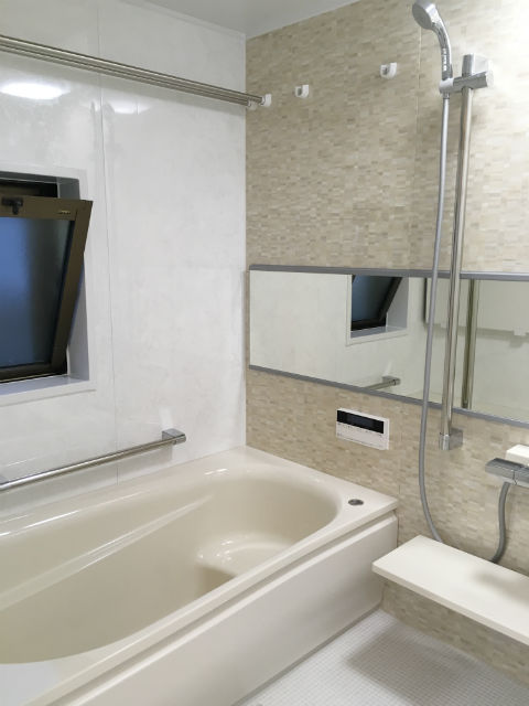 アクセントパネルのブリックナチュラルで上品な浴室空間にイメージ