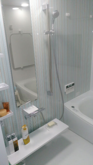 ストリッシュブルーのアクセントパネルで爽やかな浴室にイメージ