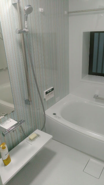 ストリッシュブルーのアクセントパネルで爽やかな浴室に施工後イメージ１
