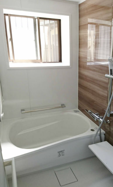 綺麗な木目調のノルディーグレーウッドが魅力的な浴室イメージ
