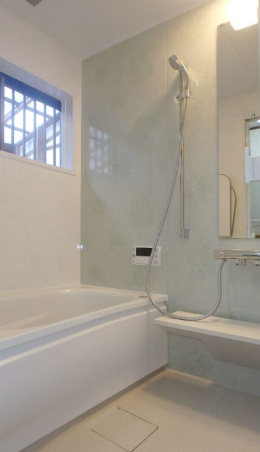 奥行のある光沢が魅力的なジュエリーホワイトの人工大理石浴槽イメージ