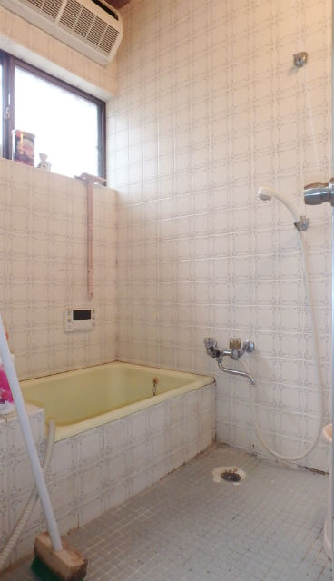 奥行のある光沢が魅力的なジュエリーホワイトの人工大理石浴槽施工後イメージ１