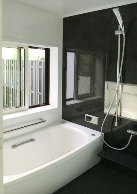 アースブラックとホワイトのコントラストが際立つスタイリッシュな浴室イメージ