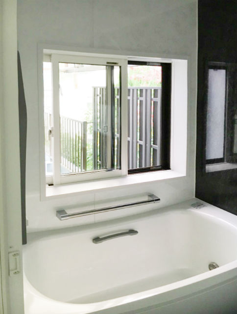 アースブラックとホワイトのコントラストが際立つスタイリッシュな浴室施工後イメージ１