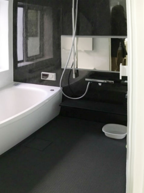 アースブラックとホワイトのコントラストが際立つスタイリッシュな浴室施工後イメージ２
