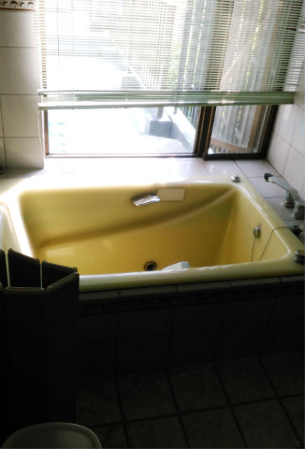 アースブラックとホワイトのコントラストが際立つスタイリッシュな浴室施工後イメージ１