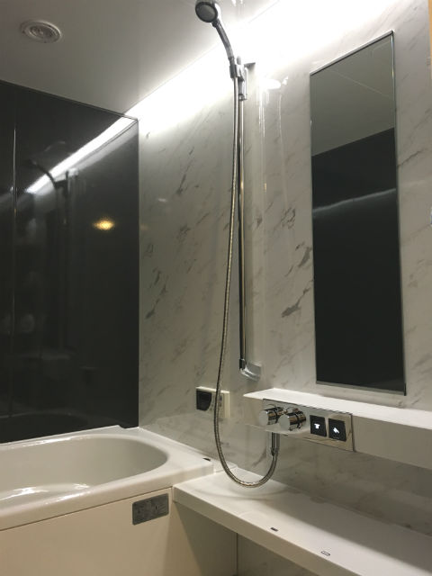 ライン照明が引き立つモノトーンの浴室施工後イメージ１