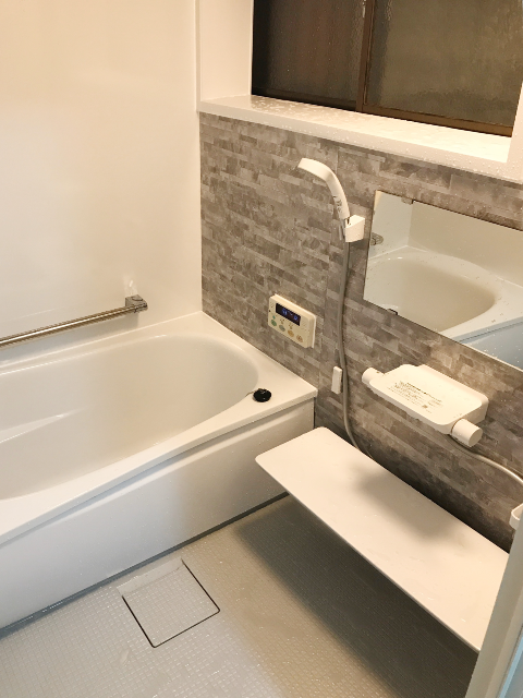 クレアライトグレーのパネルが落ち着いた雰囲気を演出する浴室イメージ