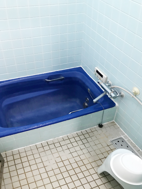 クレアライトグレーのパネルが落ち着いた雰囲気を演出する浴室施工後イメージ１