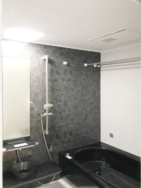 バイカラーの浴室と脱衣室でスタイリッシュな空間イメージ