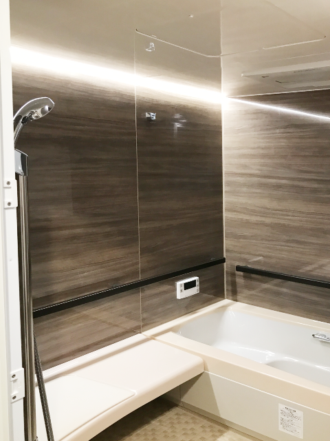スリムなLED照明が輝くウォールナットの浴室イメージ