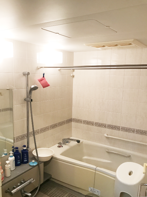 スリムなLED照明が輝くウォールナットの浴室施工後イメージ１