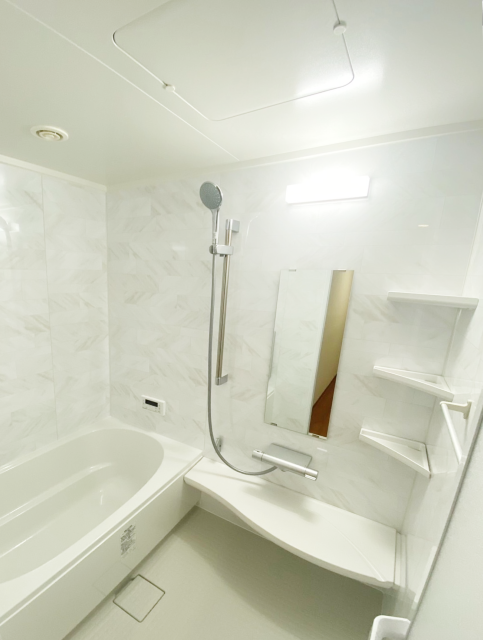 ルフレトーン浴槽が美しく輝くホワイトで統一された浴室イメージ