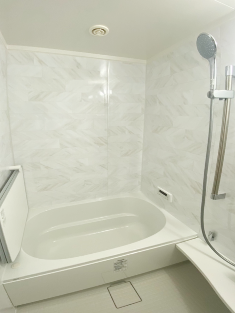 ルフレトーン浴槽が美しく輝くホワイトで統一された浴室施工後イメージ１