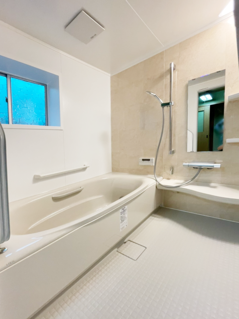バリアフリーで安全に入浴できる浴室イメージ