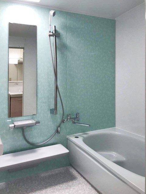 ジュエリーアクアの浴槽とティンバーグリーンのパネルで爽やかな浴室空間イメージ