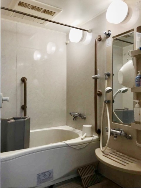 『マチエルレッド』のパネルに思わず見惚れる華やかな浴室施工後イメージ１