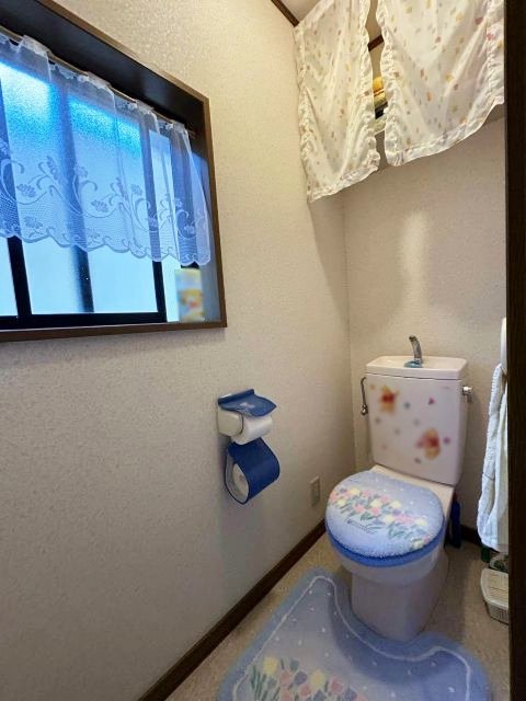 ブラウンで統一したナチュラルカントリーなトイレ空間施工後イメージ１