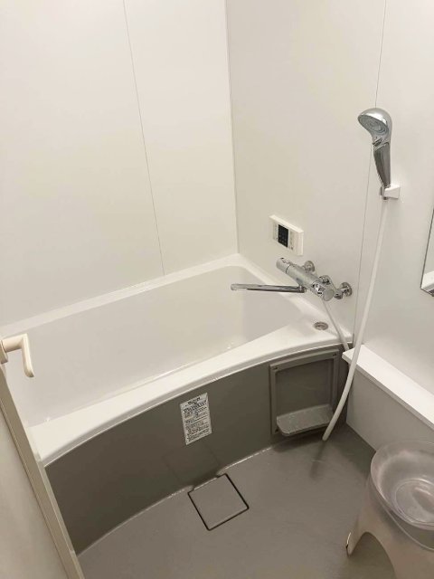 ホワイト×グレーのシックでお洒落なお風呂イメージ