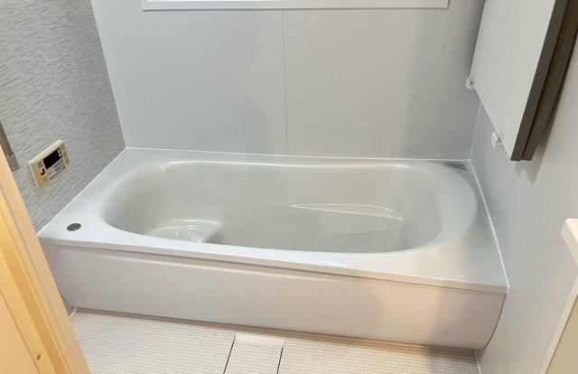 白を基調としたシンプルで清潔感のある浴室施工後イメージ１