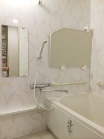 バリアフリーに配慮した上品な壁パネルの浴室イメージ