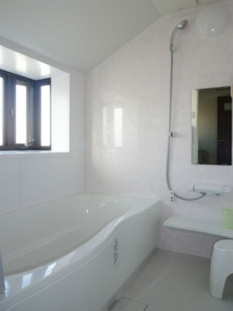 天井が斜めの浴室にフラワーシーン柄の壁パネルで優しい印象にイメージ