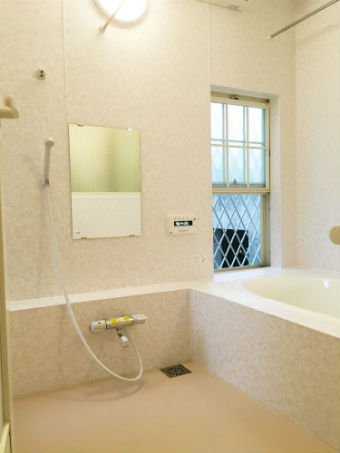 浴室シートパネルで彩るエレガントなバスルームイメージ