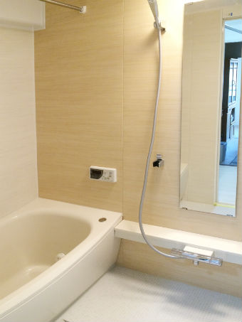 ナチュラルウッドのアクセントパネルで温かみある浴室空間にイメージ