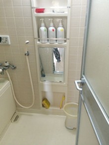 ナチュラルウッドのアクセントパネルで温かみある浴室空間に施工後イメージ１