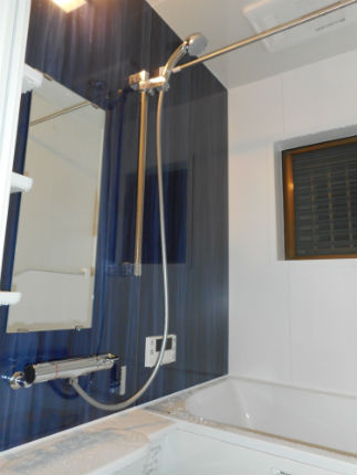 プルシャンブルーが綺麗な浴室乾燥暖房機付きの暖かいお風呂イメージ