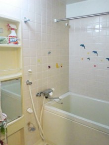 手すりとスライドバーを取り付けた安心快適な浴室施工後イメージ１