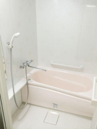 TOTO『WFシリーズ』優しいお花柄のパネルで華やかで明るい浴室へイメージ