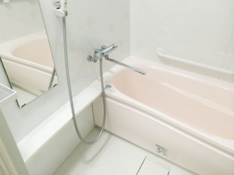 TOTO『WFシリーズ』優しいお花柄のパネルで華やかで明るい浴室へ施工後イメージ２