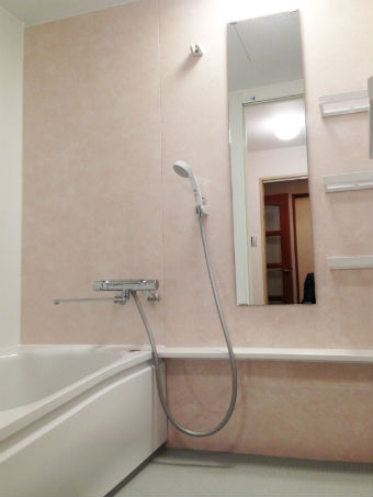 マテリアルアロマピンクのアクセントパネルで可愛く清潔感溢れる浴室イメージ
