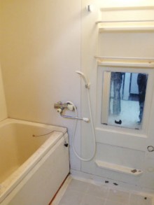 マテリアルアロマピンクのアクセントパネルで可愛く清潔感溢れる浴室施工後イメージ１