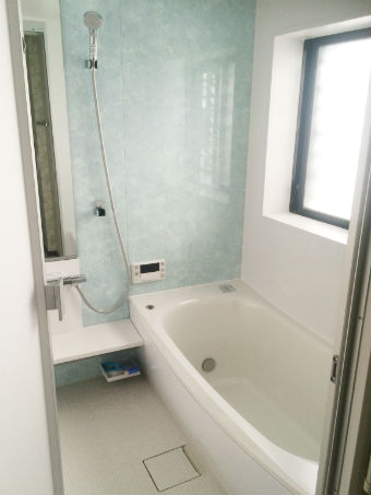 人工大理石浴槽とマテリアルアロマグリーンの鏡面でお手入れ楽々イメージ