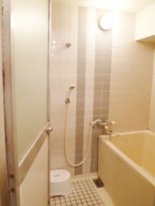 サンドストーングレー柄で落ち着いた印象の浴室　リノビオＰ施工後イメージ１