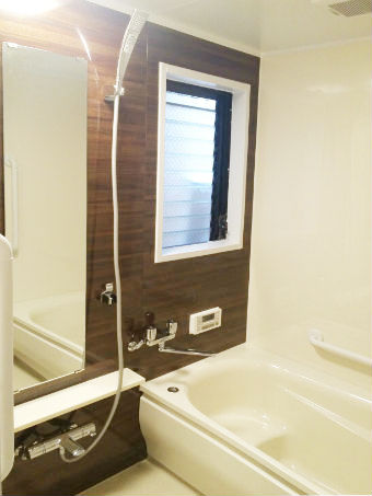 施工事例 浴室 お風呂リフォーム アクセントパネルを加えた清掃性の高いおしゃれなユニットバス 神戸市中央区の浴室 お風呂リフォームは みずらぼ