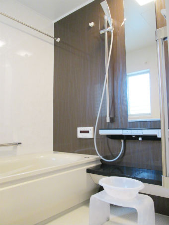 ユニバーサルデザインでカウンター付の快適な浴室　サザナＷタイプイメージ